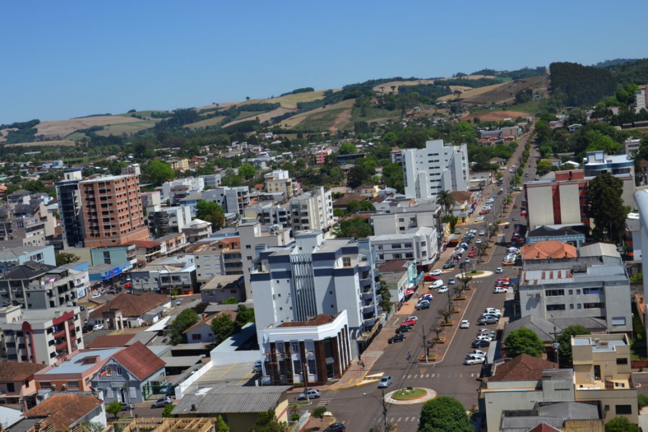 Prefeitura de Getúlio Vargas abre vagas para auxiliar e vigilante