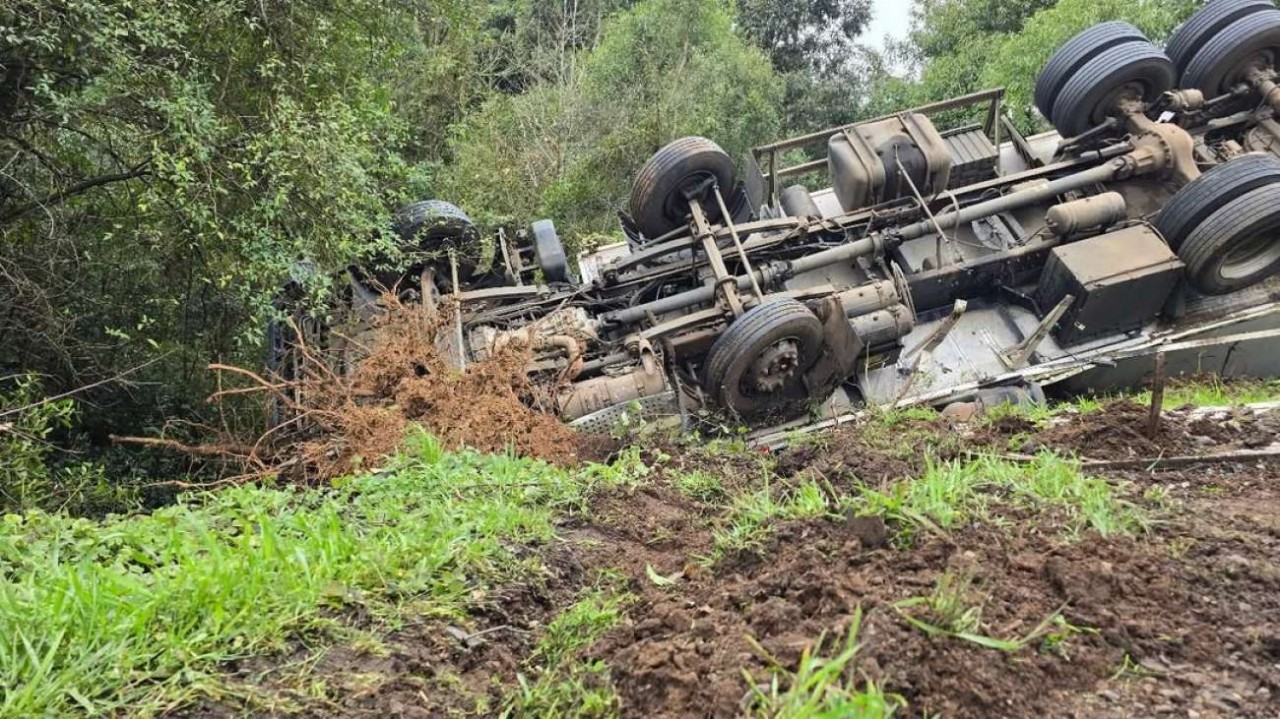 Caminhão com carne capota na ERS-135 entre Coxilha e Passo Fundo