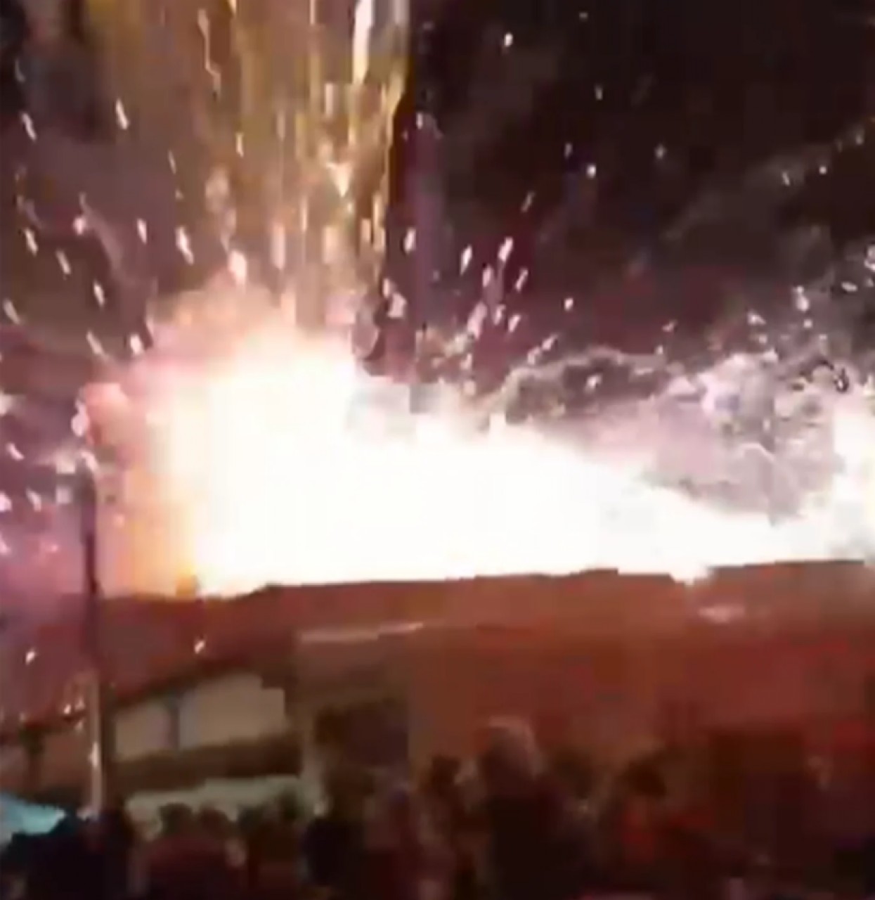 Fogos de artifício atingem público na abertura do Natal em Estação