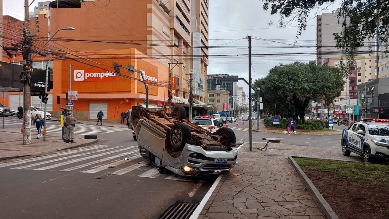 Colisão com capotamento deixa um ferido e causa transtornos no centro de Passo Fundo