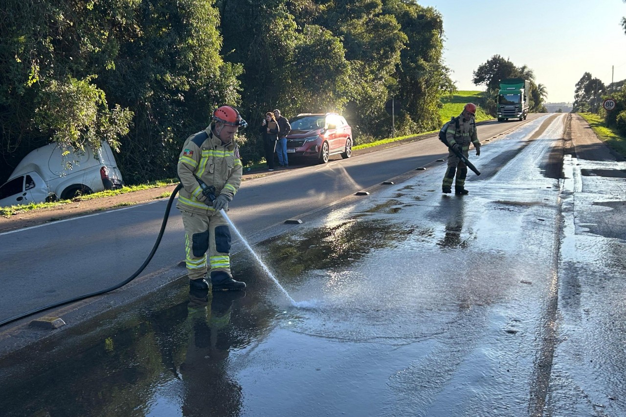 Sete veículos se envolvem em acidentes na RS-135 por causa de gelo na pista