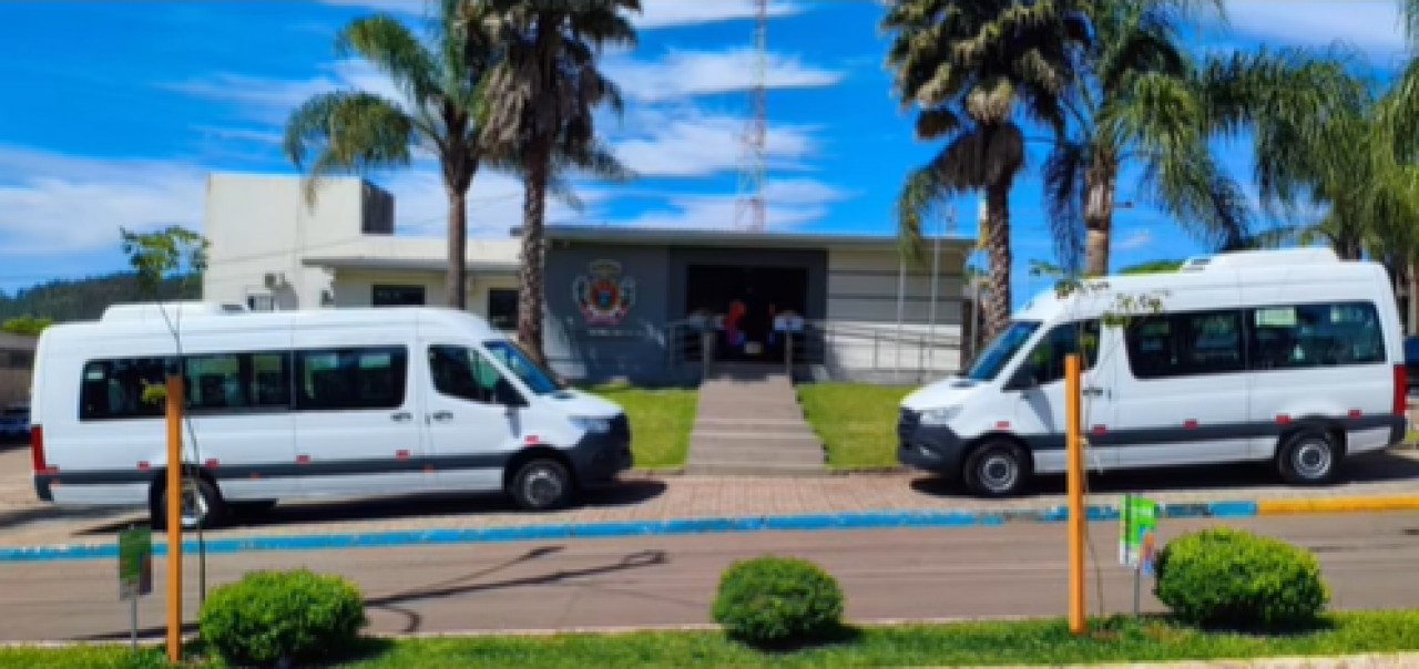 Santa Cecília do Sul adquire duas vans zero km para transporte escolar