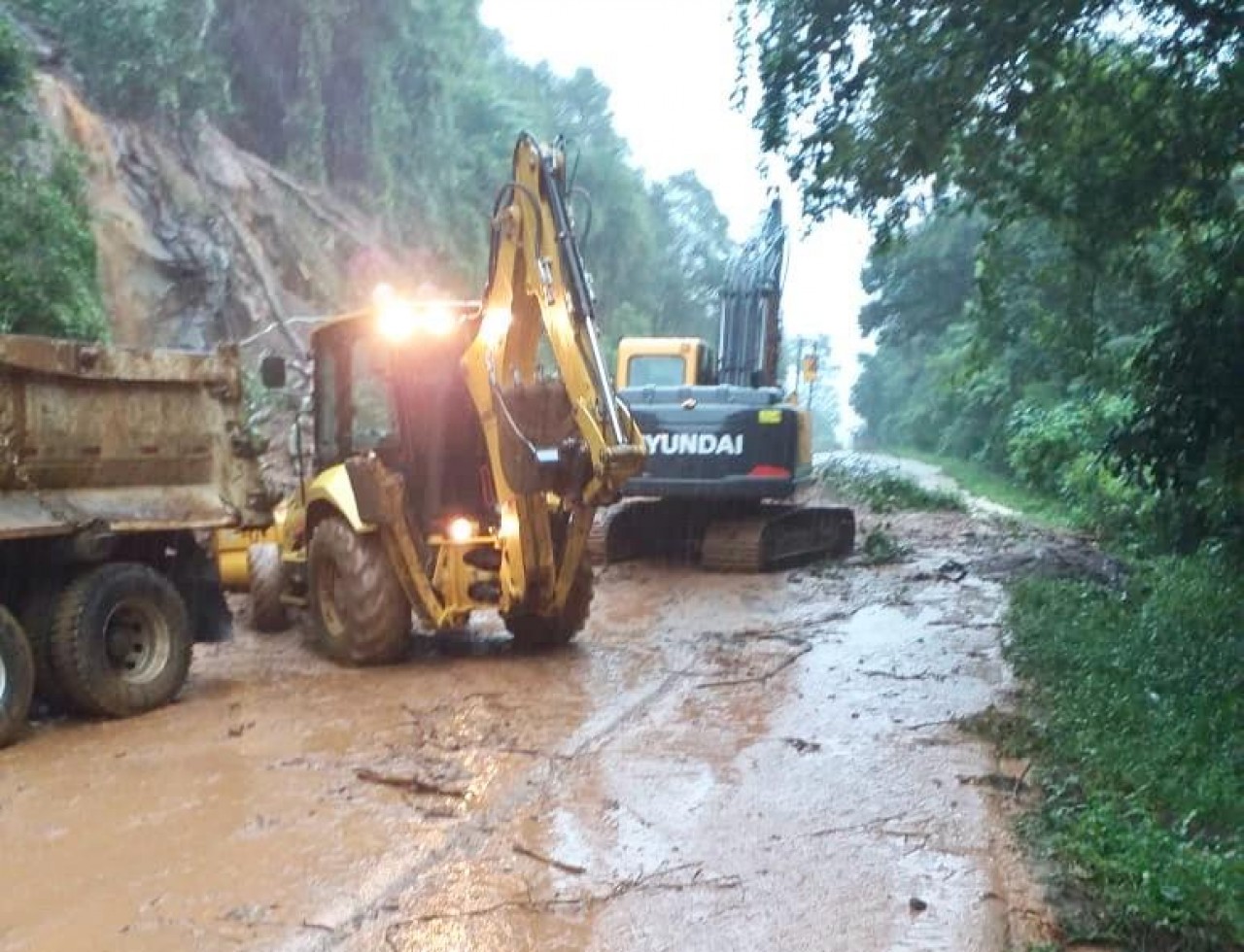 Equipes da EGR atuam para liberar rodovias bloqueadas em função das chuvas