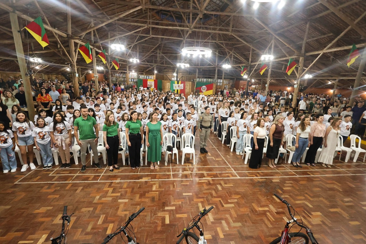 Cerca de 350 estudantes realizam formatura do Proerd em Tapejara