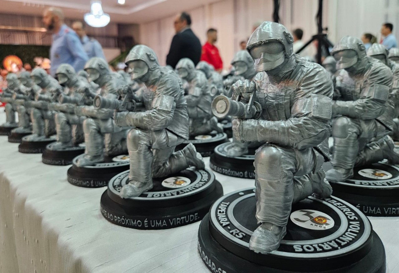 Bombeiros de Tapejara celebram 30 anos e homenageiam ex-membros