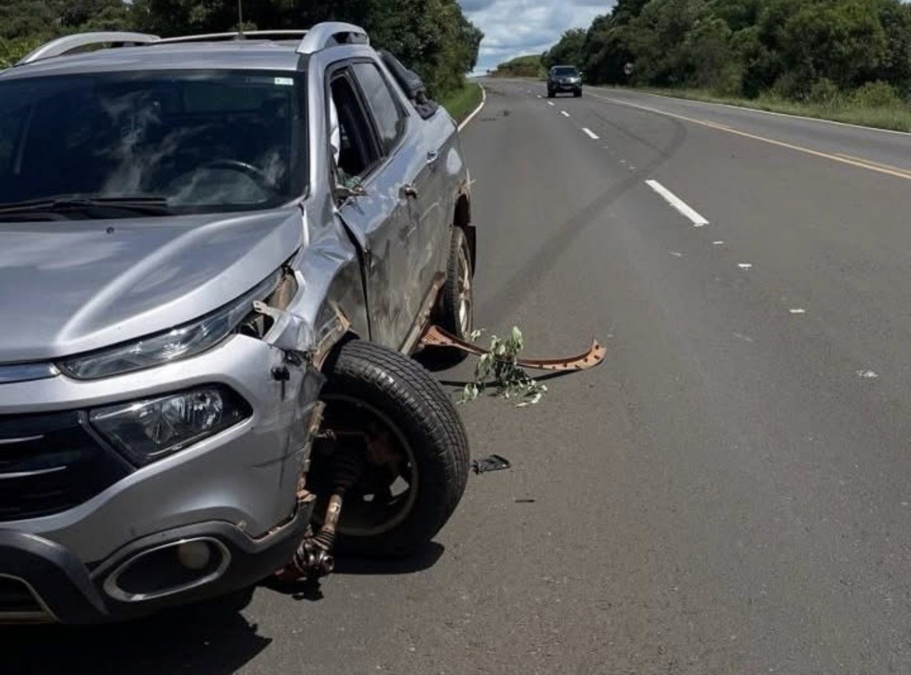 Motorista foge após caminhão atingir caminhonete na ERS-135