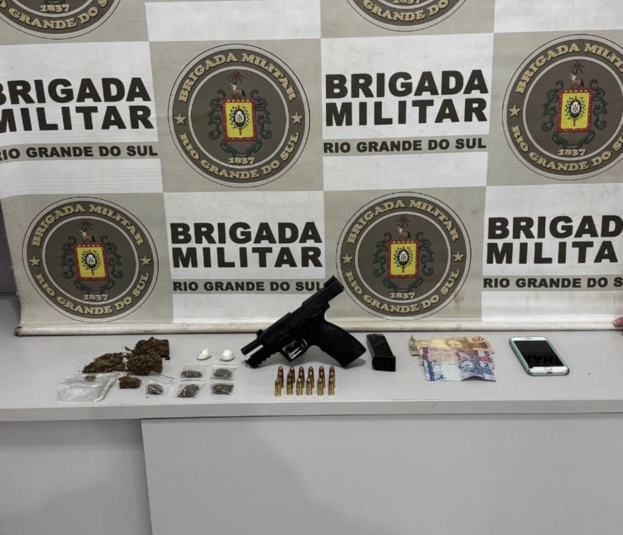 Homem é preso com arma e drogas em Getúlio Vargas