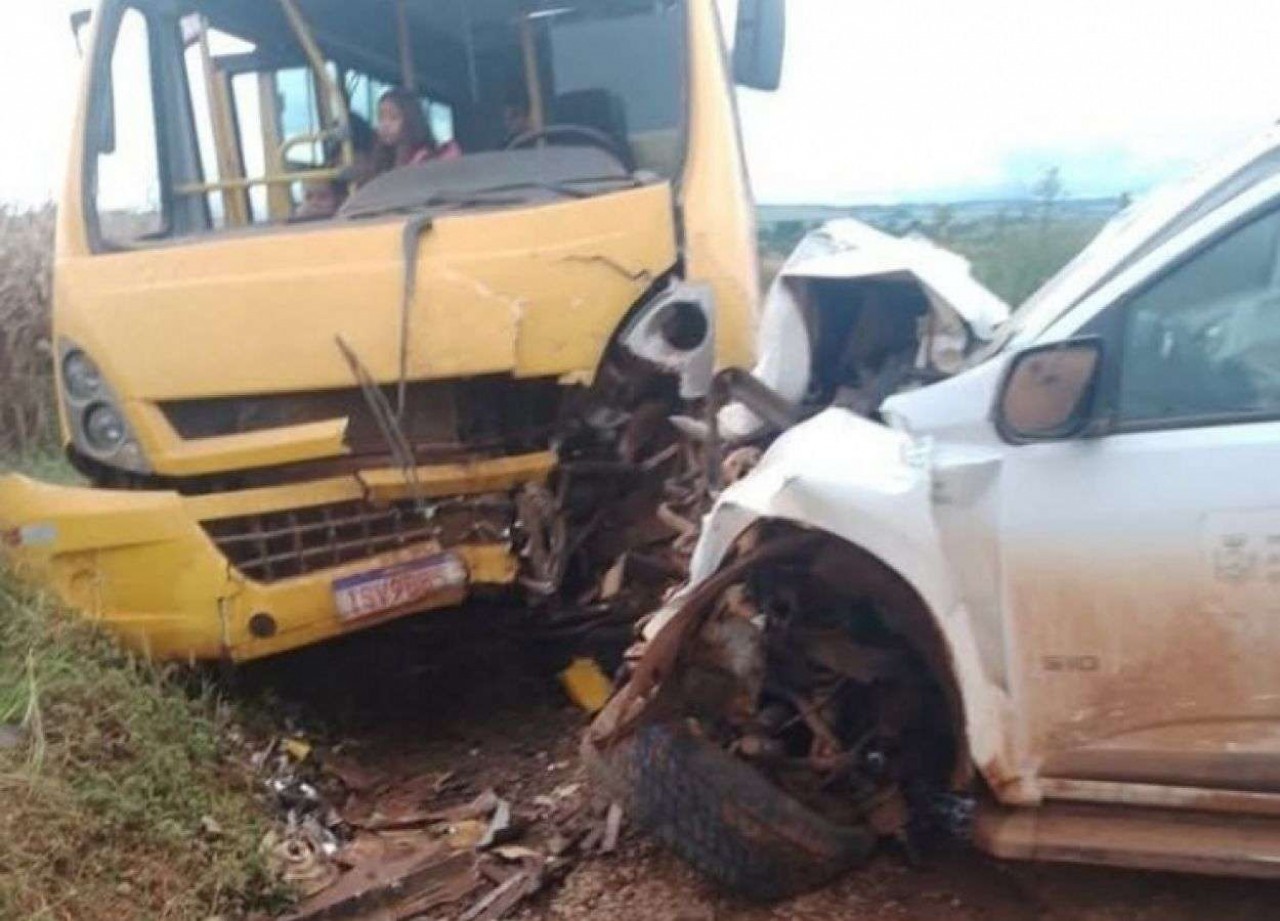 Homem morre em acidente entre ônibus escolar e camionete em Muitos Capões