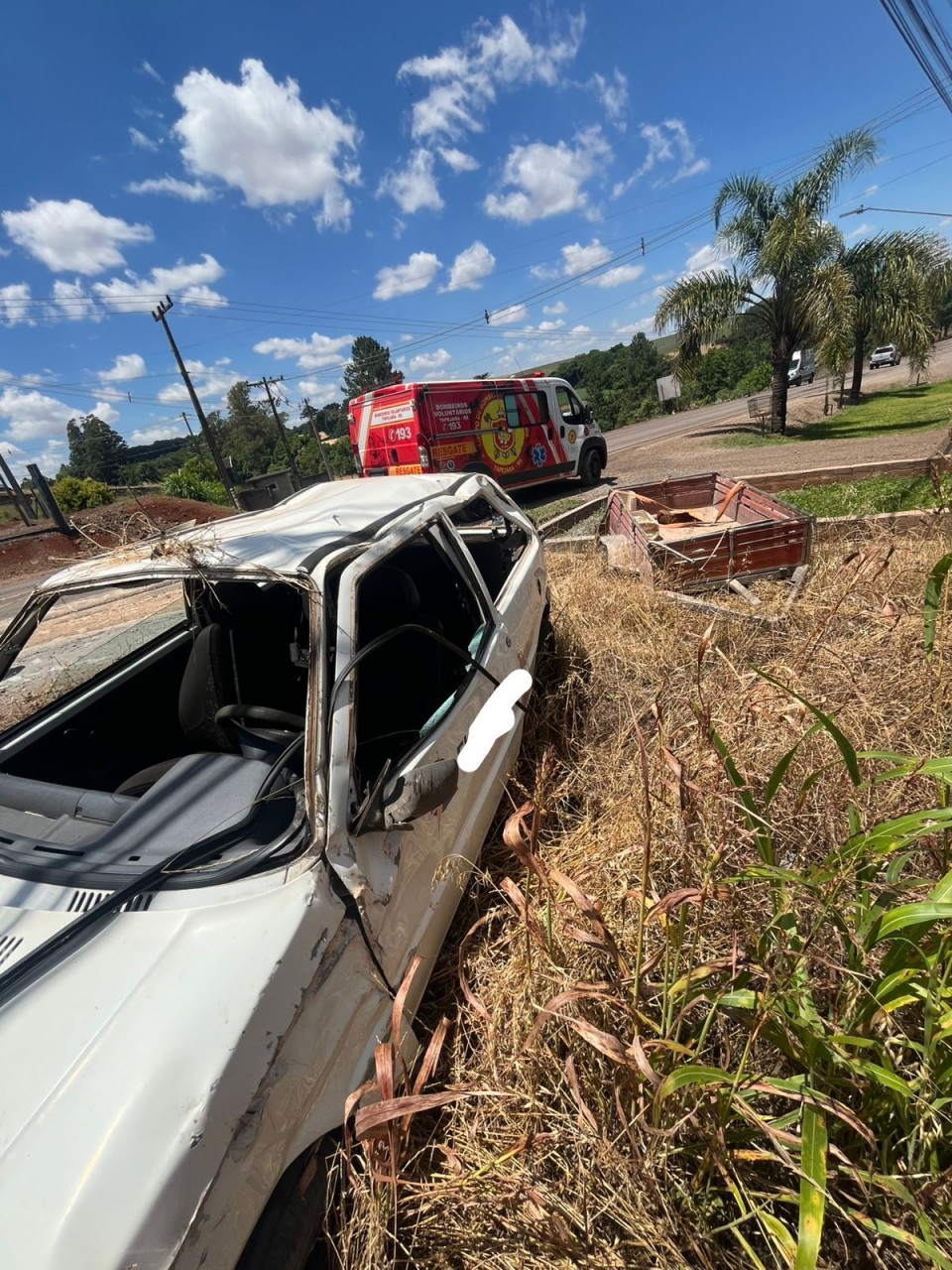 Saída de pista com capotamento é registrada na ERS-463, em Tapejara