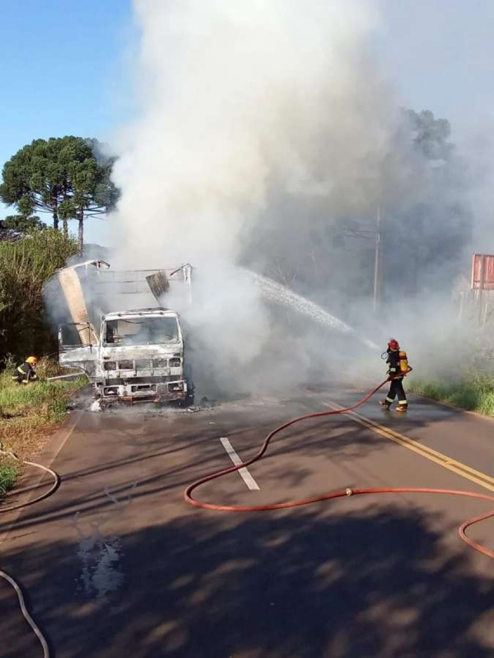 Caminhão de Tapejara é destruído pelo fogo em Cacique Doble