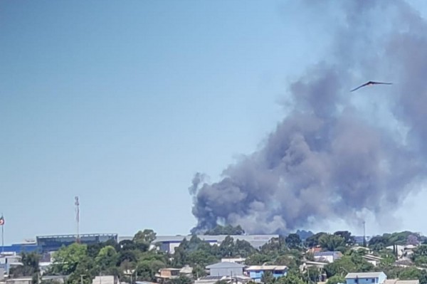 Bombeiros controlam incêndio que atingiu sede da JBS em Passo Fundo