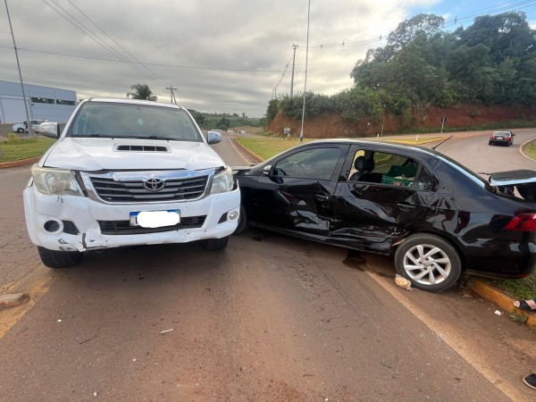 Colisão entre dois veículos deixa um ferido no trevo de Água Santa