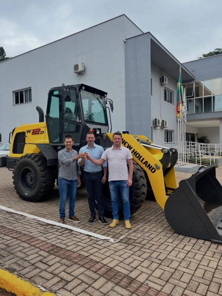 Charrua adquire nova pá carregadeira para a Secretaria de Obras
