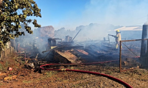 Incêndio atinge duas residências em Estação